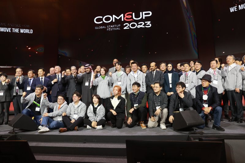 이영 중소벤처기업부 장관(두번째줄 왼쪽 일곱번째)이 8일 서울 중구 동대문디자인플라자(DDP)에서 열린 '컴업(COMEUP) 2023' 개막식에서 참석자들과 기념 촬영을 하고 있다. 중기벤처부 제공