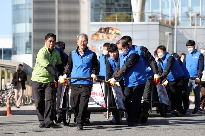 지난 7일 대전 동구에서 김한영 국가철도공단 이사장(왼쪽 두번째)을 비롯한 공단 임직원들이 연탄을 옮기고 있다. 국가철도공단 제공