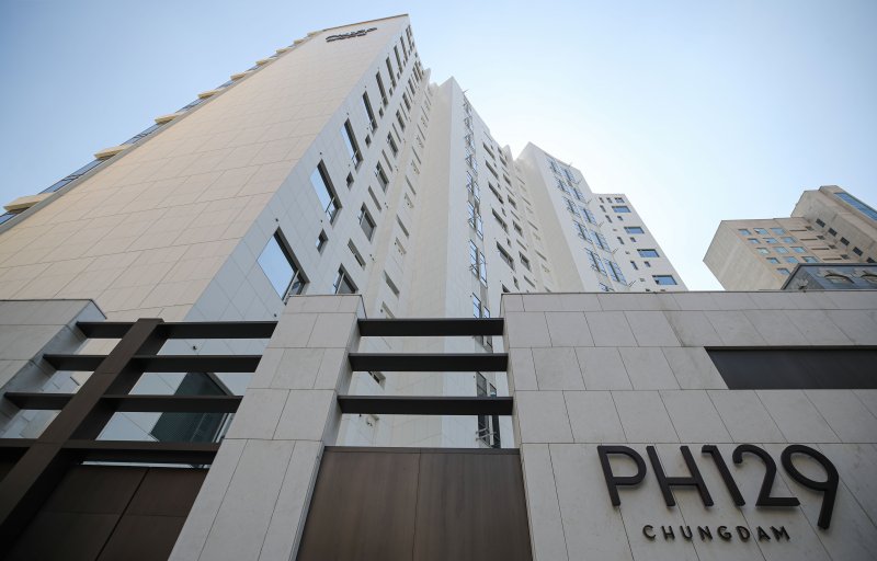 100억원에 전세 계약이 체결된 강남구 청담동 'PH129' 전경. 사진=뉴시스