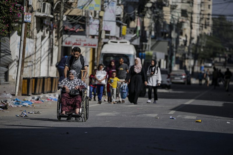 팔레스타인 가자지구 북부의 가자시티에서 8일(현지시간) 주민들이 이스라엘군의 공세를 피해 도시를 빠져나가고 있다.<div id='ad_body3' class='mbad_bottom' ></div>EPA연합뉴스