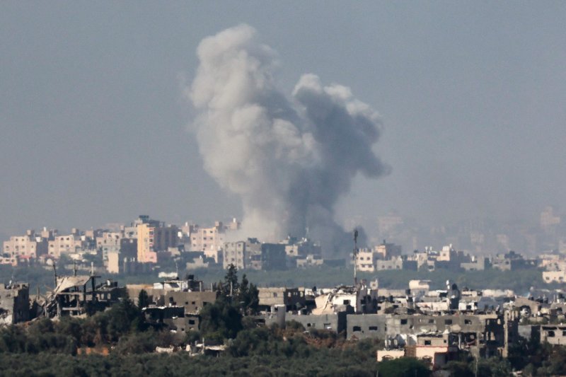 지난 11월 7일 (현지시간) 팔레스타인 무장 정파 하마스와 전쟁 중인 이스라엘 군의 포격을 받은 가자 지구에서 연기가 솟아 오르고 있다. 사진=로이터·뉴스1