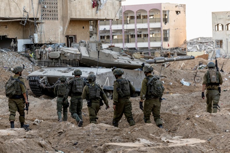 8일(현지시간) 팔레스타인 가자지구에서 이스라엘군이 무너진 건물 주변을 수색하고 있다.로이터뉴스1