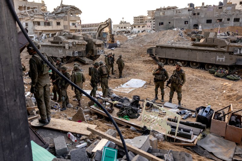 8일(현지시간) 팔레스타인 가자지구에서 이스라엘군이 민가로 위장한 하마스의 무기공장을 수색한 뒤 압류한 물품을 검사하고 있다.로이터뉴스1