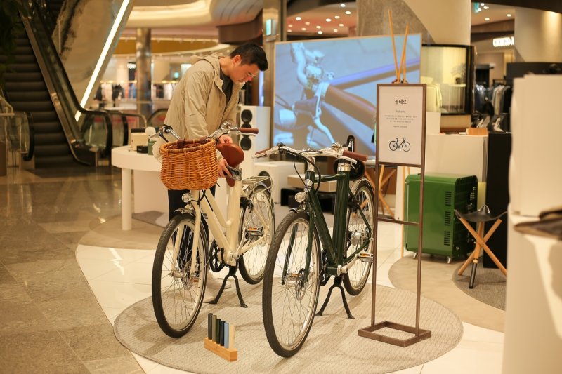 롯데백화점 잠실 에비뉴엘 4층 프리미엄 편집숍 GIO에 볼테르 자전거 2종이 전시돼 있다.(더스윙 제공)