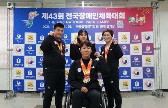 BDH 파라스 김동일(앞줄 가운데), 권상현 · 김고운 · 김연미(뒷줄 왼쪽부터) 선수
