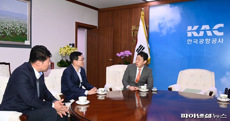 윤형중 한국공항공사 사장(오른쪽)이 지난 8일 서울 강서구 한국공항공사에서 마경석 강서경찰서장(가운데)에게 김포공항 불법사설주차대행이 근절될 수 있도록 적극적인 협조를 요청하고 있다. 한국공항공사 제공