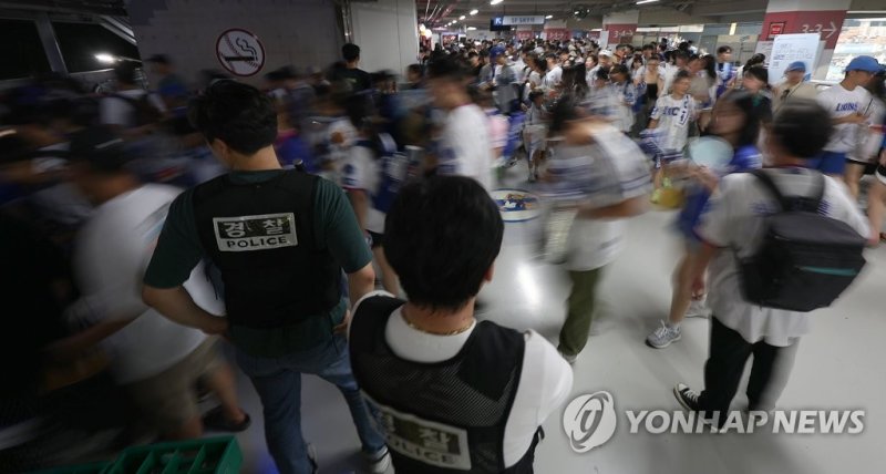 '살인 예고'에 전국이 불안 (대구=연합뉴스) 윤관식 기자 = 삼성과 LG의 프로야구 경기가 열리는 대구 야구장에서 '흉기 난동'을 부리겠다는 예고 글이 올라온 5일 오후 대구 삼성라이온즈파크에서 경찰이 만일의 상황에 대비하고 있다. 2023.8.5 psik@yna.co.kr (끝)