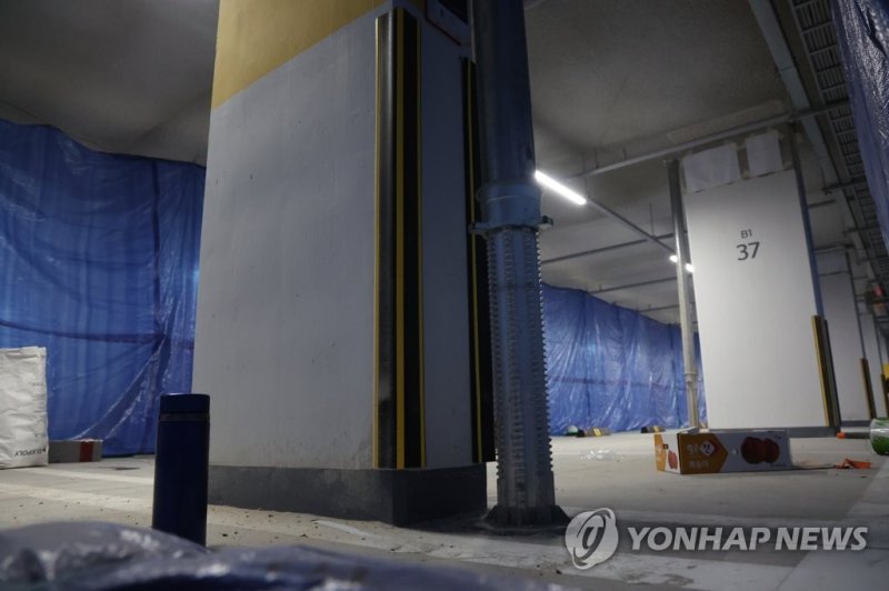 지난 2023년 8월 1일 경기도 파주시의 한 철근 누락 아파트에서 보강 공사가 진행되고 있다. 연합뉴스