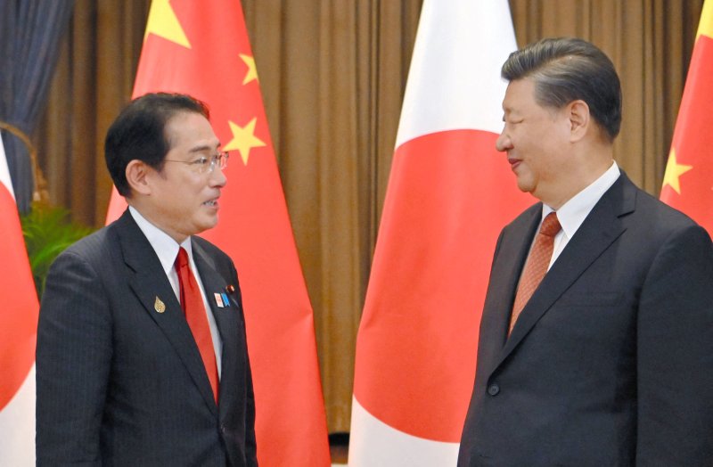 지난해 11월 17일 태국 방콕에서 열린 아시아태평양경제협력체(APEC) 정상회의를 계기로 기시다 후미오 일본 총리(왼쪽)와 시진핑 중국 국가주석이 정상회담을 시작하고 있다. 뉴스1
