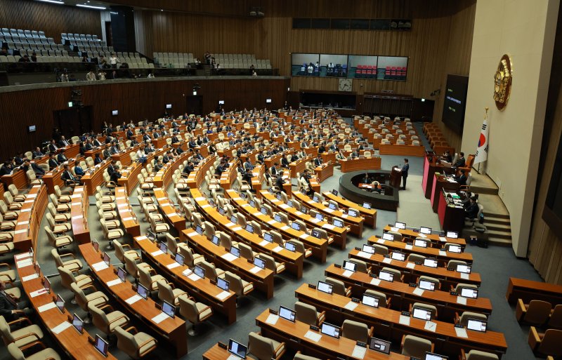 [서울=뉴시스] 고범준 기자 = 박정 환경노동위원회 위원장이 9일 오후 서울 여의도 국회에서 열린 제410회국회(정기회) 제11차 본회의에서 노동조합 및 노동관계조정법 일부개정법률안(대안)에 대해 제안설명을 하고 있다. 국민의힘 의원들 자리가 비어 있다. 2023.11.09. bjko@newsis.com /사진=뉴시스