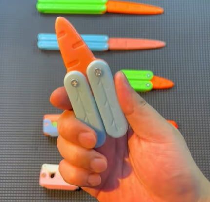 "왜 유행하지?"..초등생 학부모들이 기겁한 '당근칼' 장난감