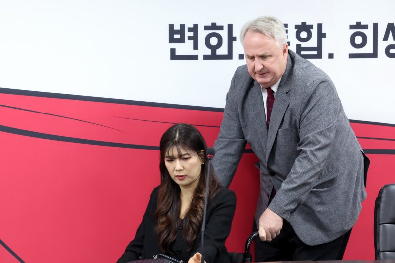 인요한 국민의힘 혁신위원장(오른쪽)이 9일 오전 서울 여의도 국민의힘 중앙당사에서 열린 국민과 함께 혁신위원회 제5차 전체회의에 이소희 혁신위원의 휠체어를 밀며 입장하고 있다. 뉴스1