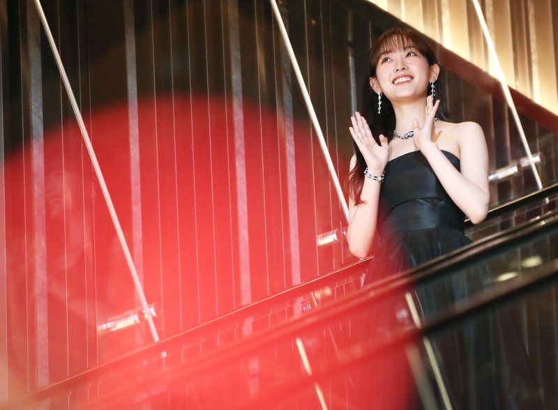 배우 이유미가 9일 서울 영등포구 여의도 한 호텔에서 열린 하이 주얼리 프레드(FRED) 메종 전시 갈라디너 파티에서 사랑스러운 미소를 짓고 있다. ⓒ News1 권현진 기자