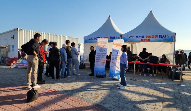 경기도는 지난달 시흥시 오이도항 수산물직판장에 이어 11월에도 화성 저곡항 등 3개 수산시장에서 우수 수산물 소비촉진 행사를 개최한다. 경기도 제공