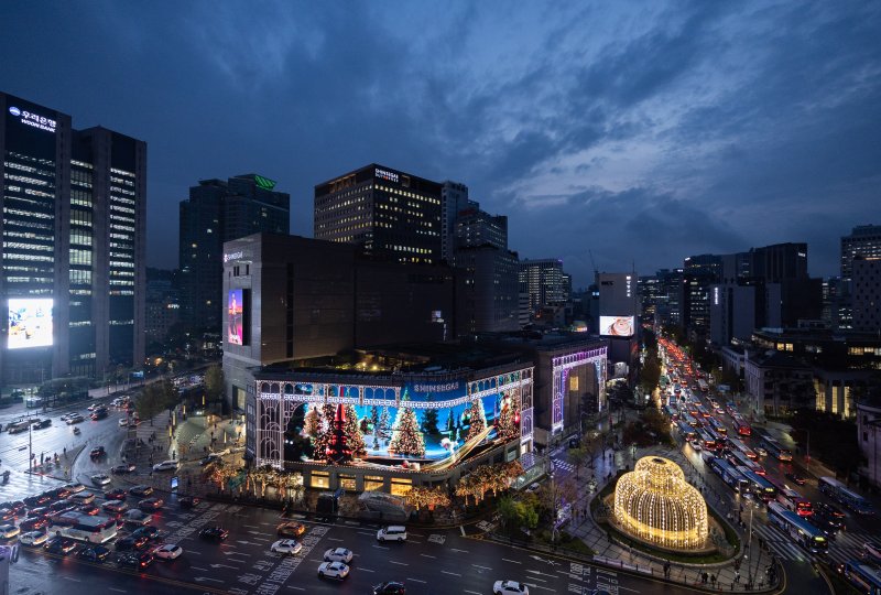 9일 오후 서울 중구 신세계백화점 본점 외벽에 미디어 파사드 영상을 이용한 크리스마스 장식이 불을 밝히고 있다. 2023.11.9/뉴스1 ⓒ News1 이재명 기자