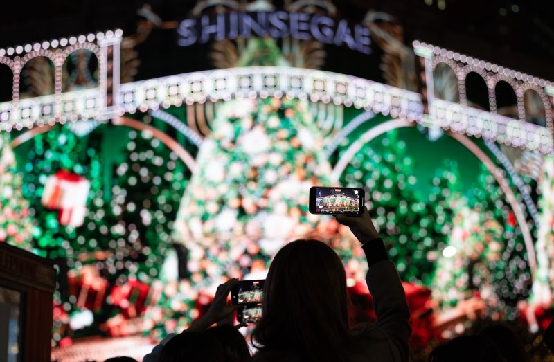 9일 오후 서울 중구 신세계백화점 본점 외벽에 미디어 파사드 영상을 이용한 크리스마스 장식이 불을 밝히고 있다. . 2023.11.9/뉴스1 ⓒ News1 이재명 기자