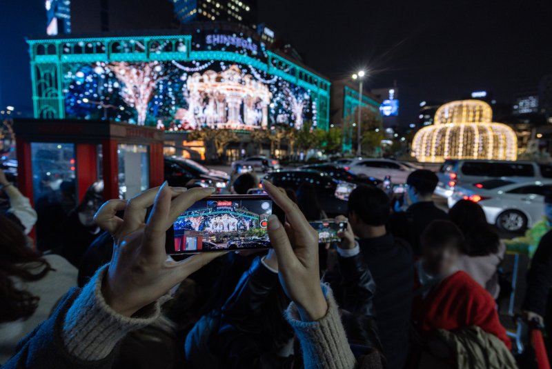 9일 오후 서울 중구 신세계백화점 본점 외벽에 미디어 파사드 영상을 이용한 크리스마스 장식이 불을 밝히고 있다. 2023.11.9/뉴스1 ⓒ News1 이재명 기자