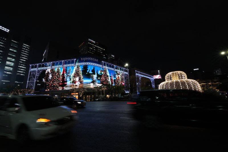 9일 오후 서울 중구 신세계백화점 본점 외벽에 미디어 파사드 영상을 이용한 크리스마스 장식이 불을 밝히고 있다. 2023.11.9/뉴스1 ⓒ News1 이재명 기자