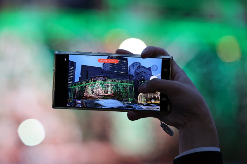 9일 오후 서울 중구 신세계백화점 본점 앞에서 시민들이 미디어 파사드 영상을 이용한 크리스마스 장식을 스마트폰으로 촬영하고 있다. 2023.11.9/뉴스1 ⓒ News1 이재명 기자