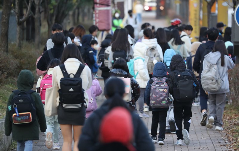 지난 10일 오전 경기 화성시의 한 초등학교 앞에서 아이들이 두터운 외투를 입고 등교를 하고 있다. 뉴스1