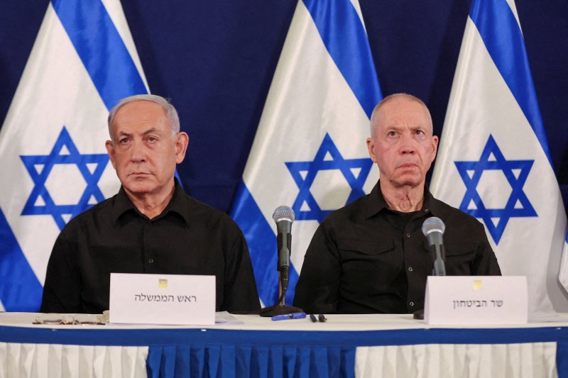 지난달 28일 이스라엘 텔아비브에서 베냐민 네타냐후 이스라엘 총리(왼쪽)와 요아브 갈란트 이스라엘 국방장관이 기자회견을 하고 있다.로이터뉴스1