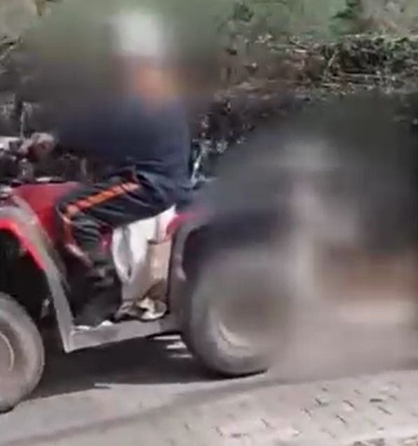 9일 대구 동구 파계로에서 70대 남성이 사륜 오토바이 적재함에 개 한 마리를 매단 채 주행하고 있다./사진=YTN캡처