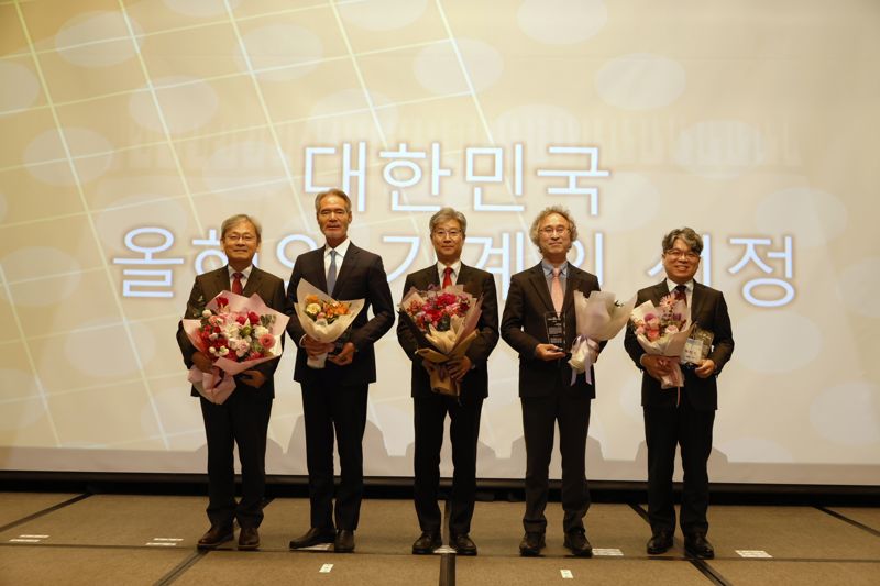 10일 오전 서울 JW 메리어트 호텔에서 열린 '2023 기계의 날' 기념행사에서 수상자들이 기념 촬영을 하고 있다. 한국기계산업진흥회 제공