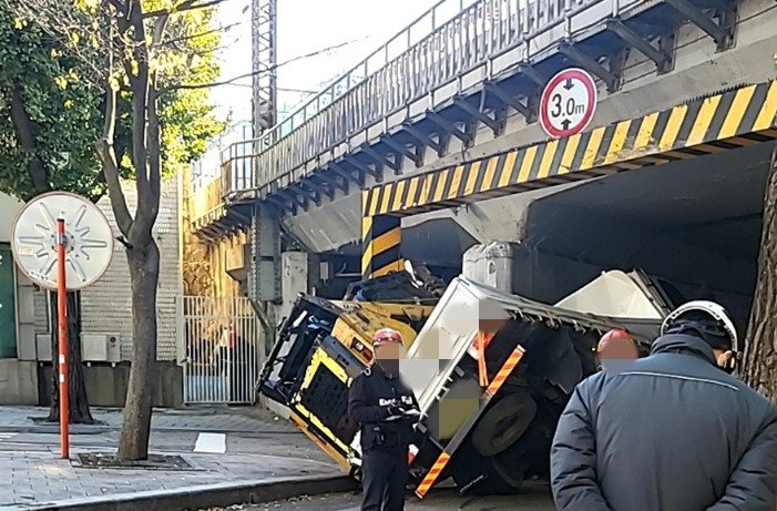 용산 갈월동 도로에 트럭이 넘어진 모습 (독자제공)
