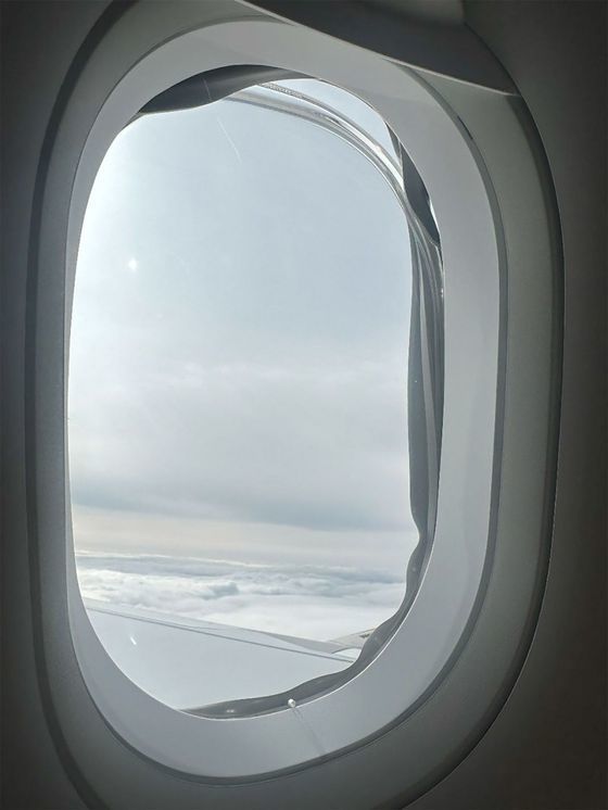 사고 당시 발견된 창문의 모습. /사진=영국 항공사고조사국 홈페이지,아시아경제