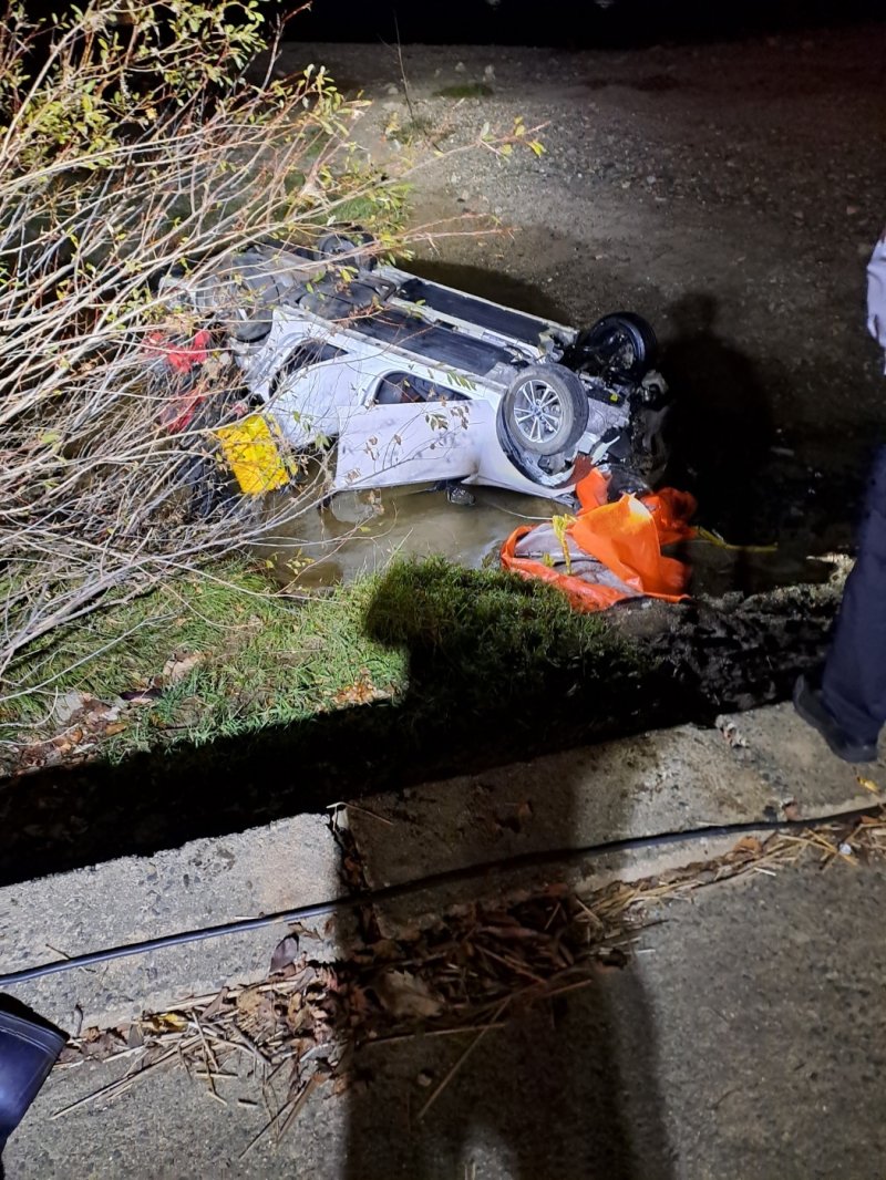 11일 오전 1시33분쯤 충북 옥천군 동이면 하상도로에서 승용차가 포장마차를 들이받은 뒤 금강으로 추락하는 사고가 발생해 1명이 숨졌다(옥천소방서 제공).2023.11.11./뉴스1