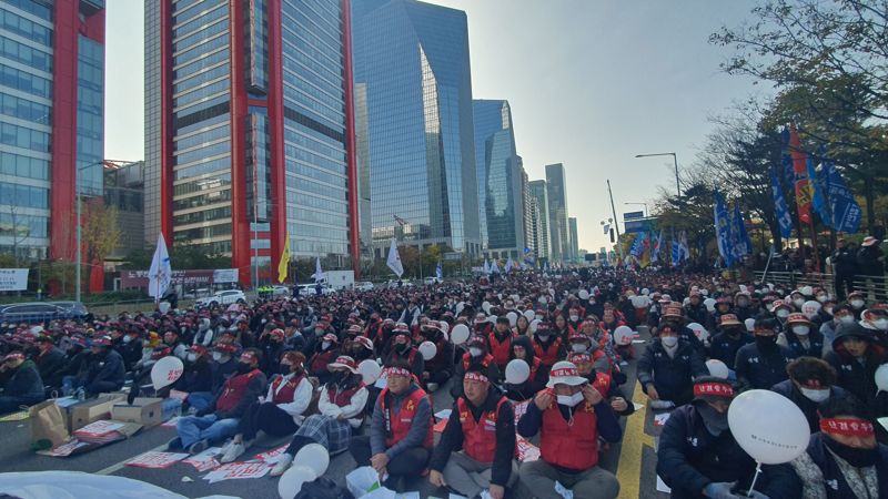 11일 서울 영등포구 여의도공원 인근에서 한국노총 조합원 6만명이 결집해 전국노동자대회를 진행했다. /사진=노유정 기자