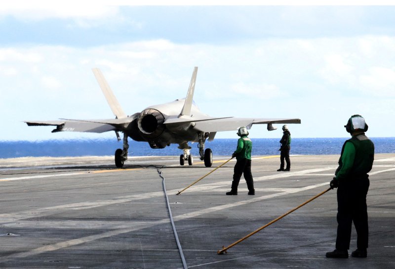 FILE PHOTO: F-35C stealth jet sits on deck of USS Carl Vinson in the Western Pacific, south of Japan, November 30, 2021. REUTERS/Tim Kelly/File Photo. 사진=뉴스1
