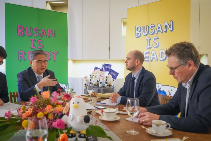 박진 장관, 르몽드지 인터뷰서 부산박람회 유치 홍보 (서울=연합뉴스) 박진 외교부 장관이 11일 프랑스 방문 계기로 르몽드지와 인터뷰를 통해 2030 부산 세계박람회(엑스포) 유치를 홍보하고 있다. 2023.11.11 [외교부 제공. 재판매 및 DB 금지] photo@yna.co.kr (끝)