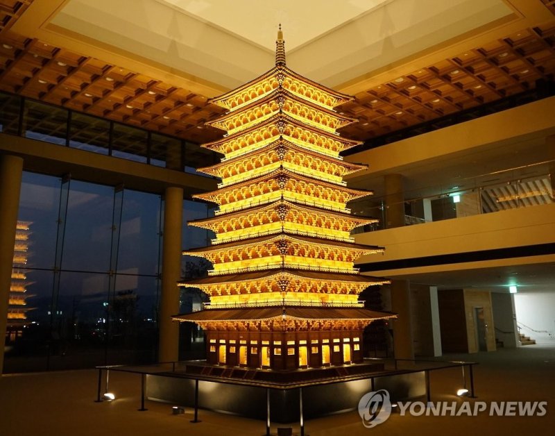 황룡사 9층 목탑 모형 경주 황룡사 역사문화관 19일 개관 (경주=연합뉴스) 신라 시대 국가사찰인 경주 황룡사 역사와 문화를 엿볼 수 있는 역사문화관이 오는 19일 문을 연다. 사진은 9층 목탑 모형 전시실. 2016.11.18 [경주시 제공=연합뉴스] (끝)