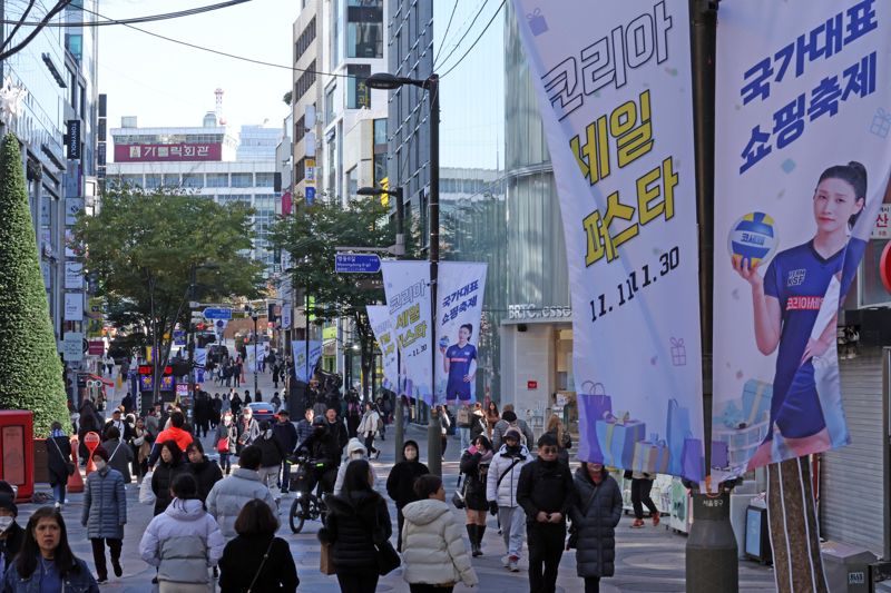12일 서울 중구 명동 거리에 코리아세일페스타 홍보 현수막이 걸려있다. 사진=박범준 기자