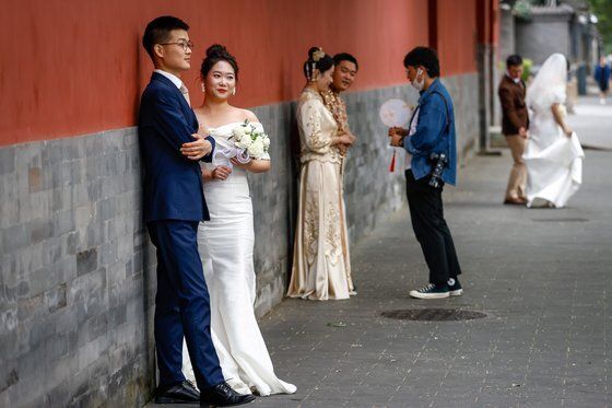 중국 베이징에서 결혼 사진을 촬영 중인 중국 커플들. EPA 연합뉴스