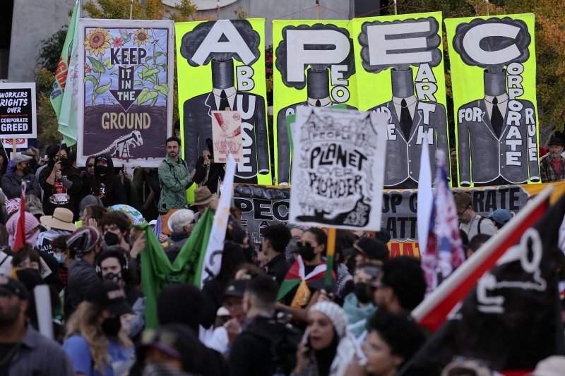 12일(현지시간) 시위대가 미국 샌프란시스코에서 APEC 정상회의를 반대하는 시위를 하고 있다.<div id='ad_body3' class='mbad_bottom' ></div> 로이터뉴스1