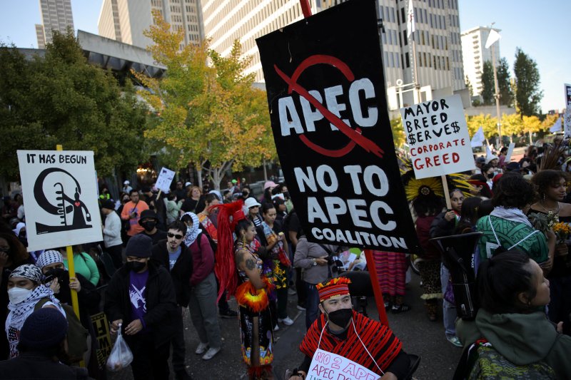 12일(현지시간) 미국 샌프란시스코에서 APEC(아시아태평양경제협력체) 정상회의에 반대하는 사람들이 집회를 벌이고 있다. 로이터뉴스1