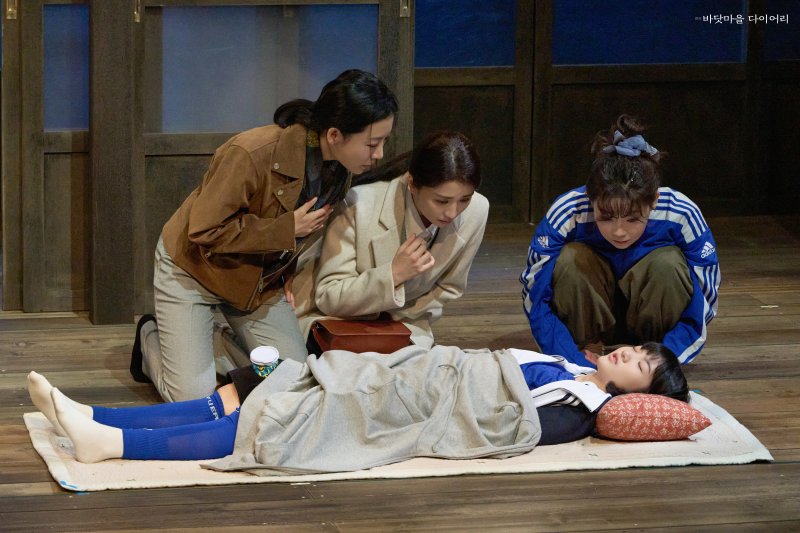 [서울=뉴시스]연극 '바닷마을 다이어리' 공연 사진. (사진=라이브러리컴퍼니 제공) 2023.11.11. photo@newsis.com *재판매 및 DB 금지