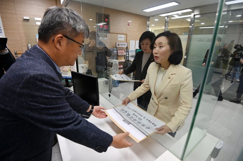 국민의힘 전주혜 원내대변인, 정경희 원내부대표가 13일 서울 종로구 헌법재판소에서 더불어민주당의 이동관 방송통신위원장 탄핵소추안 재추진과 관련해 탄핵안 철회를 수용한 김진표 국회의장을 상대로 권한쟁의심판 청구 및 정기국회 내 탄핵안 재상정에 대한 효력정지 가처분을 신청하고 있다. 사진=뉴시스화상