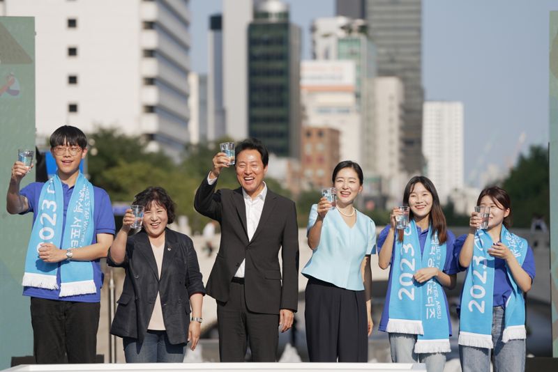 지난 9월 1일 서울 중구 청계광장 무대에서 진행된 '아리수 축제'에서 봉양순 서울시 환경수자원위원회 위원장, 오세훈 서울시장, 박진희 서울시 홍보대사(왼쪽 두번째부터)가 아리수 대학생 서포터즈들과 기념촬영을 하고 있다. 서울시 제공