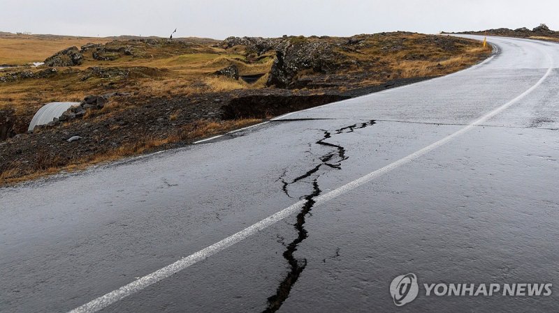 11일(현지시간) 아이슬란드 그린다비크 인근 화산 활동으로 인해 균열이 생긴 도로.