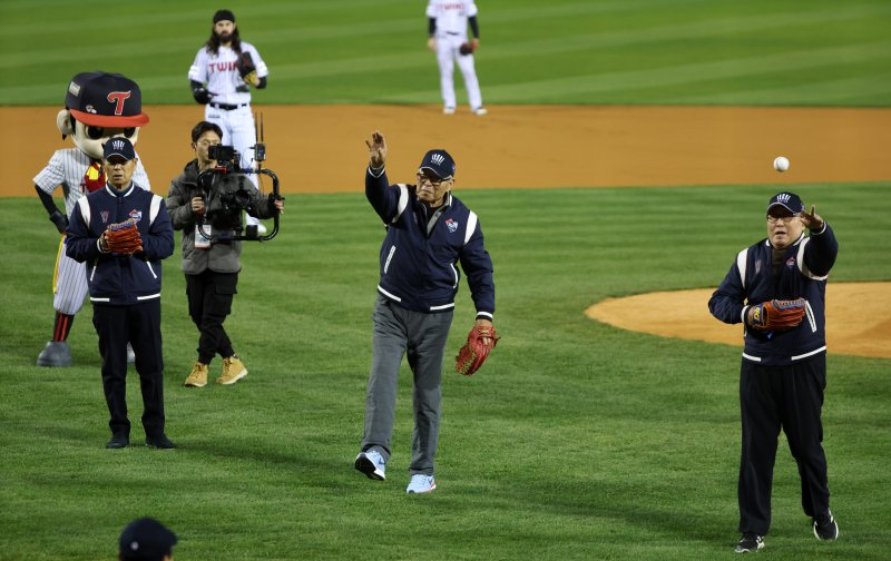 김성근 전 한화이글스 감독(왼쪽부터), 김응용 전 대한야구소프트볼협회 회장, 김인식 전 국가대표 감독이 13일 서울 잠실야구장에서 열린 '2023 신한은행 SOL KBO 포스트시즌' 한국시리즈 5차전 kt 위즈와 LG 트윈스의 경기에서 시구를 하고 있다. 2023.11.13/뉴스1 ⓒ News1 김성진 기자