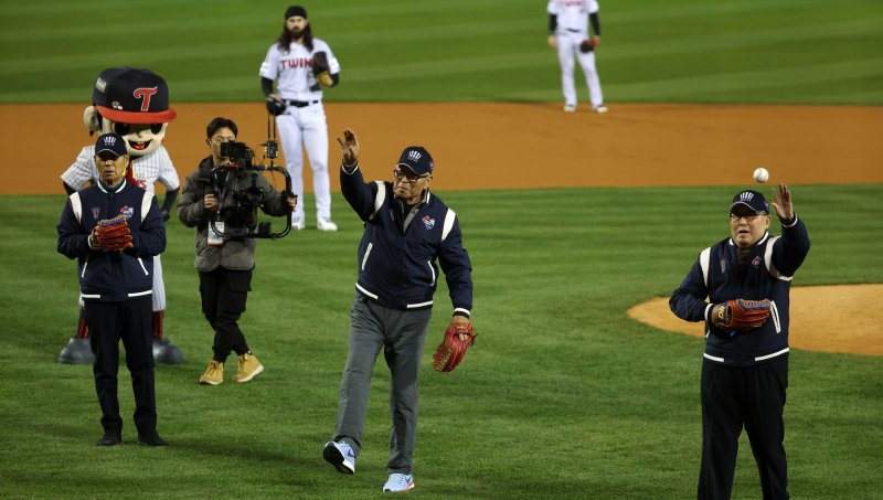 [서울=뉴시스] 김선웅 기자 = 김성근 전 한화이글스 감독, 김응용 전 대한야구소프트볼협회 회장, 김인식 전 야구 국가대표 감독이 13일 서울 잠실야구장에서 열린 2023 프로야구 한국시리즈 kt와 LG 트윈스의 5차전 경기 시작 전 시구를 하고 있다. 2023.11.13. mangusta@newsis.com