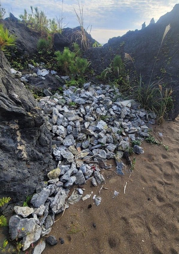서귀포시 안덕면 황우치해변에 쌓여있는 돌 무더기. 출처=제주의소리