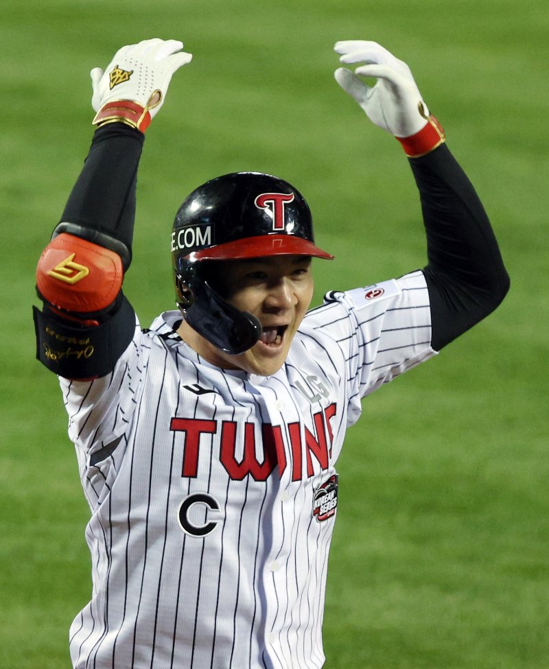 8일 오후 서울 송파구 올림픽로 잠실야구장에서 열린 프로야구 '2023 신한은행 SOL KBO 포스트시즌' 한국시리즈 2차전 LG 트윈스와 kt 위즈의 경기 6회말 1사 주자 없는 상황 LG 오지환이 솔로홈런을 날린 뒤 홈으로 들어와 환호를 유도하고 있다. 2023.11.8/뉴스1 ⓒ News1 박정호 기자