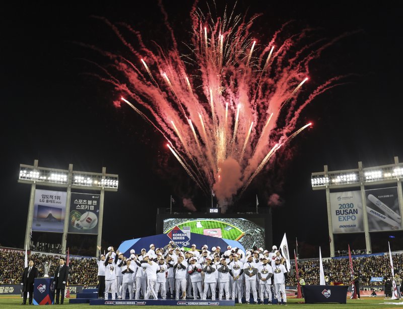 13일 서울 송파구 잠실야구장에서 열린 '2023 신한은행 쏠 KBO 한국시리즈(KS)' 5차전 kt 위즈와 LG 트윈스의 경기. 6대2로 LG 트윈스의 승리. 통합스코어 4대1로 한국시리즈 우승을 차지한 LG 트윈스 선수들이 시상식에서 트로피를 들고 기쁨을 나누고 있다.<div id='ad_body3' class='mbad_bottom' ></div> 뉴시스