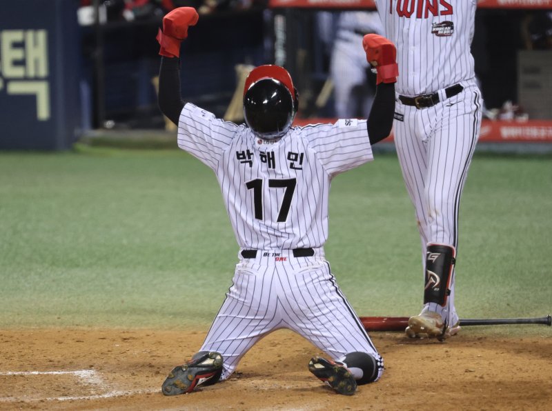 [서울=뉴시스] 김금보 기자 = 13일 서울 송파구 잠실야구장에서 열린 '2023 신한은행 쏠 KBO 한국시리즈(KS)' 5차전 kt 위즈와 LG 트윈스의 경기, 5회말 무사 2,3루 LG 김현수 2타점 적시타 때 2루주자 박해민이 득점하고 오스틴과 기뻐하고 있다. 2023.11.13. kgb@newsis.com