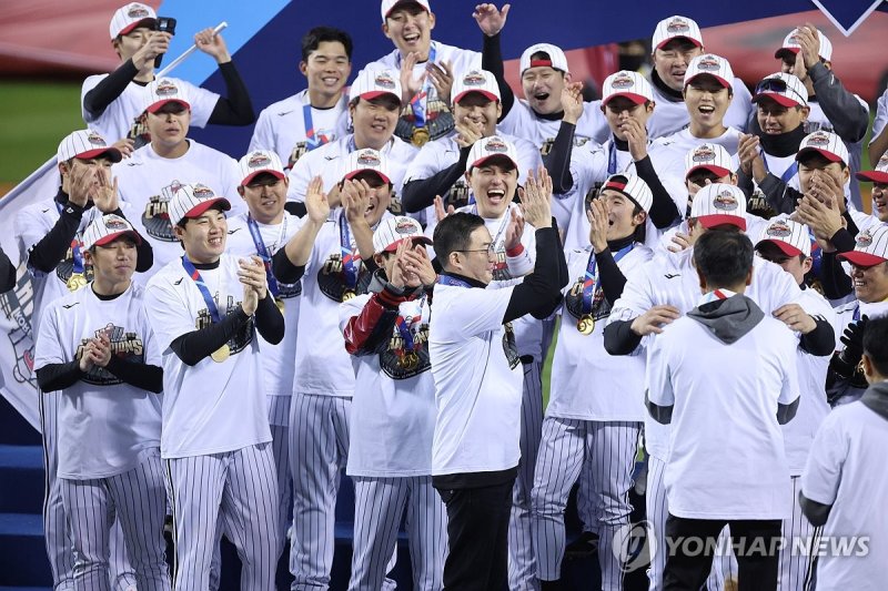 13일 서울 잠실야구장에서 열린 2023 KBO 한국시리즈 5차전 kt wiz와 LG 트윈스의 경기. 구광모 LG그룹 회장이 선수들과 함께 우승을 자축하고 있다.연합뉴스