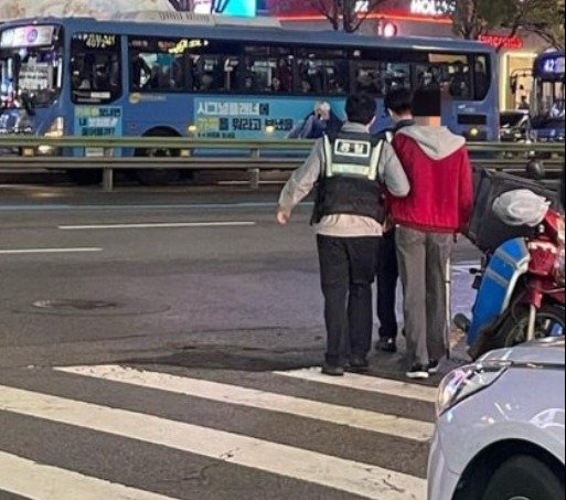 지난 9일 강남역 올리브영에서 몰카를 찍다가 육군 25사단 김 일병의 신고로 경찰에 체포된 몰카범(붉은 상의). (SNS 갈무리) ⓒ 뉴스1